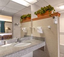 Super 8 Wapakoneta Room