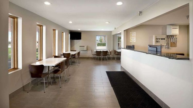Super 8 Tuscola Lobby