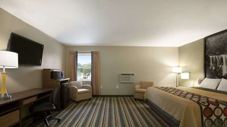 Super 8 Tuscola Suite