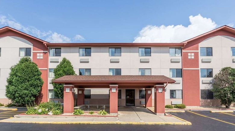<b>Super 8 St. Charles Exterior</b>. Images powered by <a href="https://iceportal.shijigroup.com/" title="IcePortal" target="_blank">IcePortal</a>.