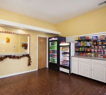 Super 8 Salem Lobby