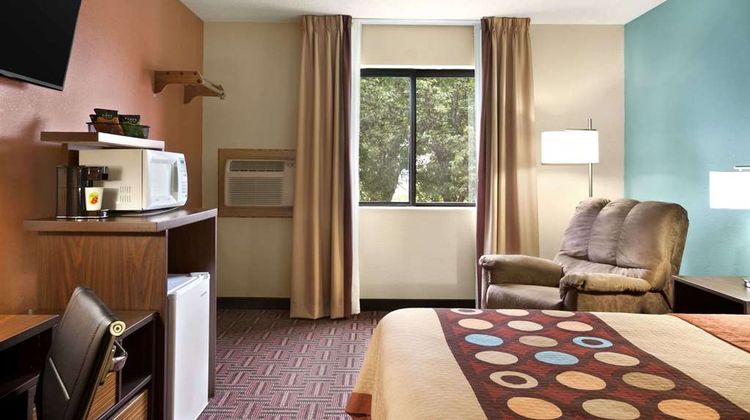 Super 8 Salem Room