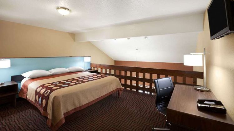 Super 8 Salem Suite