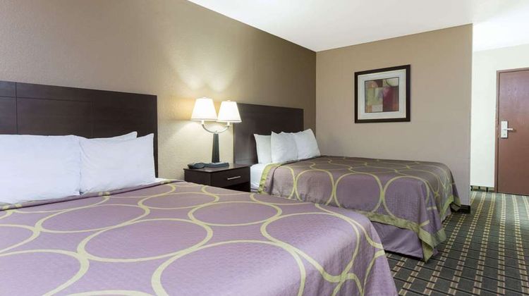 Super 8 Springfield East Room