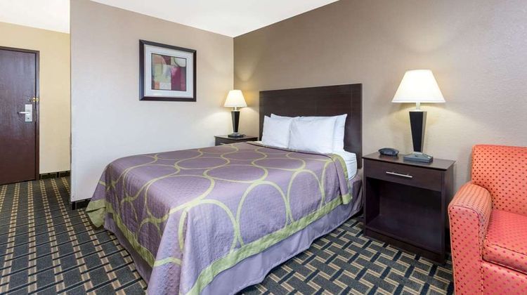 Super 8 Springfield East Room