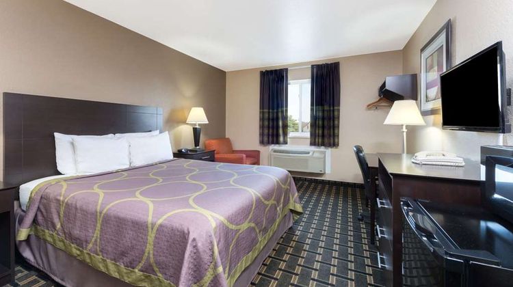Super 8 Springfield East Room