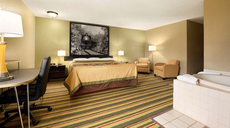 Super 8 Rantoul Suite