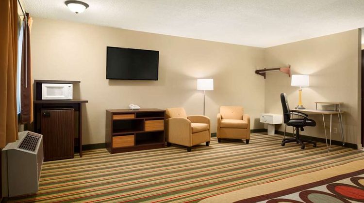 Super 8 Rantoul Suite