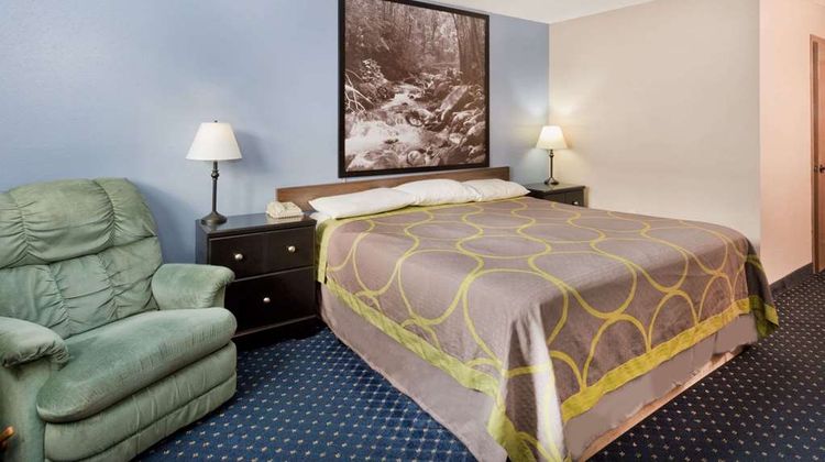 Super 8 Rockford Room