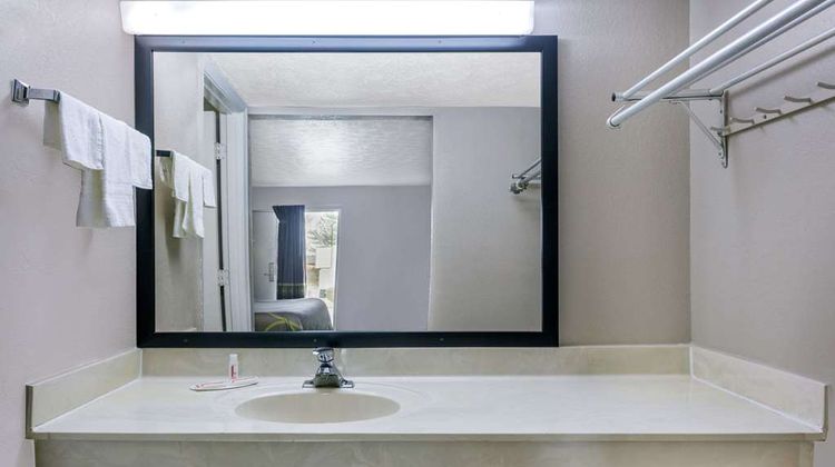 Super 8 Locust Grove Room