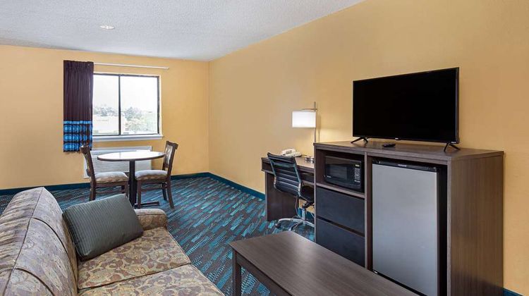 Super 8 Somerset Suite