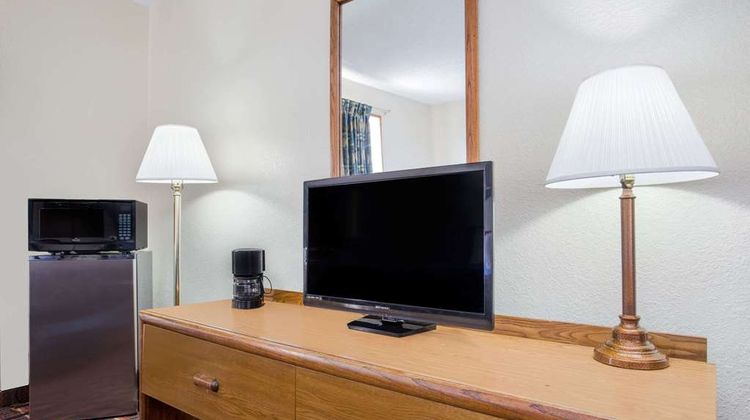Super 8 Douglas Room