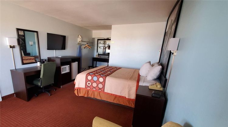 Super 8 Van Horn Room