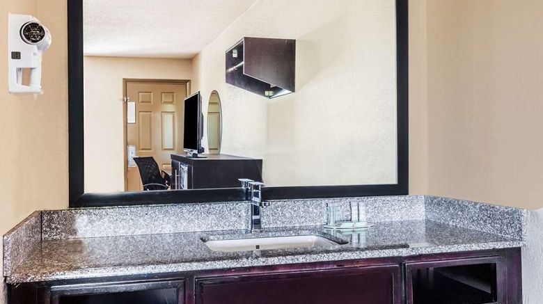 <b>Super 8 Stockbridge Room</b>. Images powered by <a href="https://iceportal.shijigroup.com/" title="IcePortal" target="_blank">IcePortal</a>.