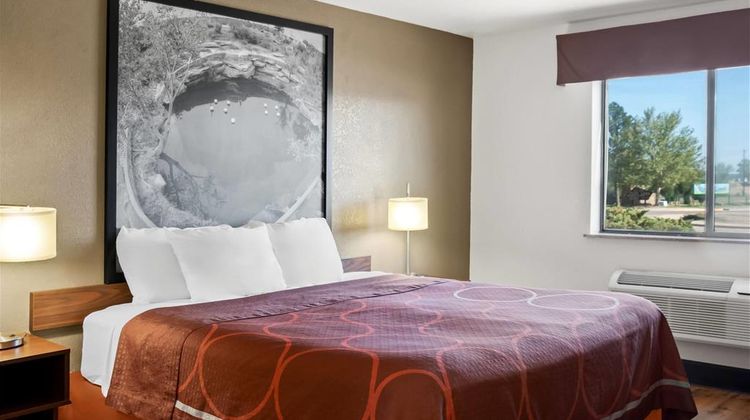 Super 8 Santa Rosa Suite