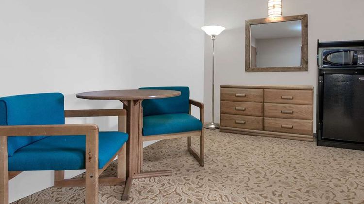Super 8 Taos Suite