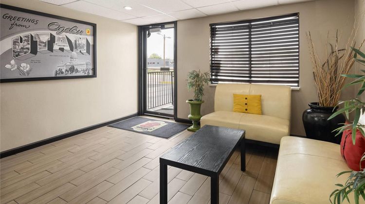 Super 8 Ogden Lobby