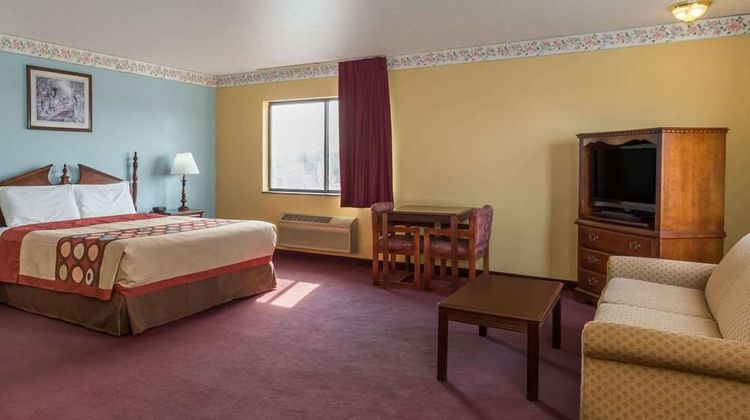Super 8 Woodstock Suite