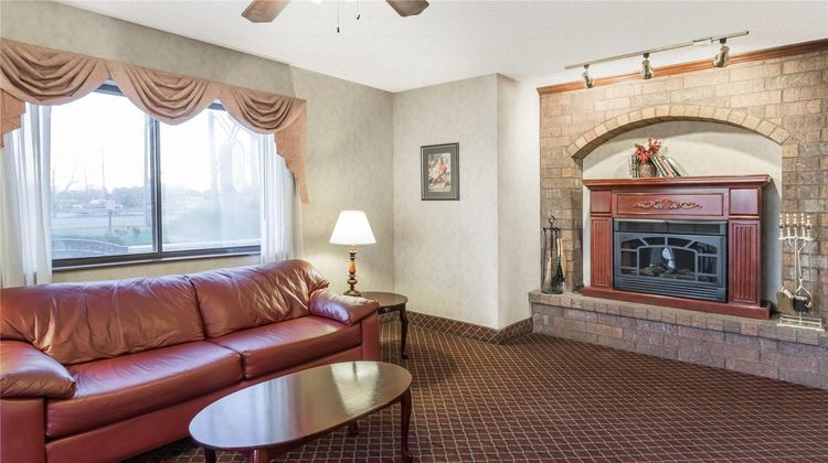 Super 8 Woodstock Suite
