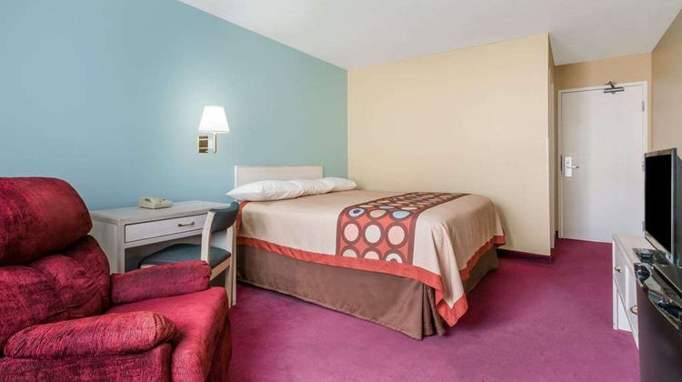 Super 8 Nephi Room