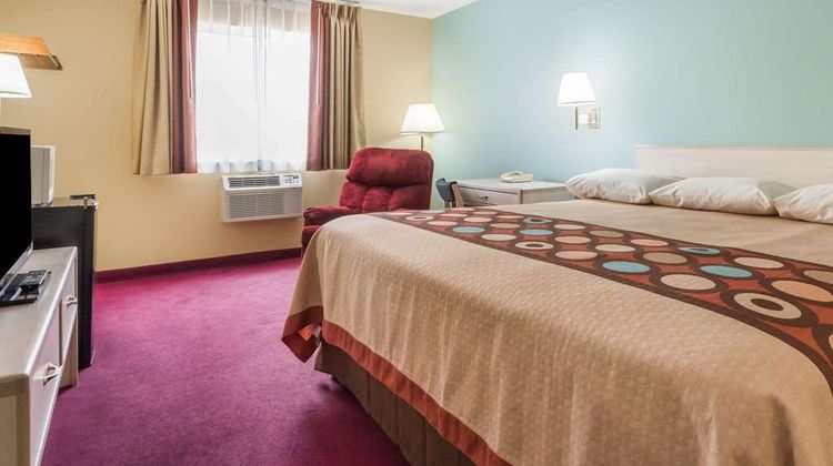 Super 8 Nephi Room
