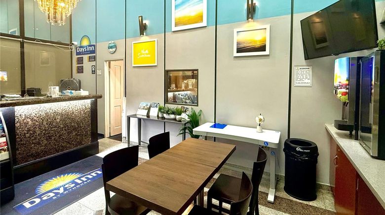 <b>Days Inn Hotel by Wyndham Los Angeles LA Lobby</b>. Images powered by <a href="https://iceportal.shijigroup.com/" title="IcePortal" target="_blank">IcePortal</a>.