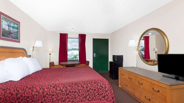 Days Inn Columbia NE Fort Jackson Room