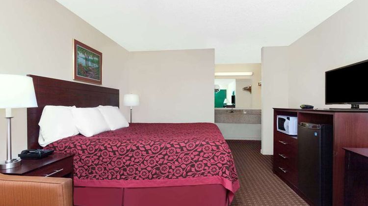 Days Inn Columbia NE Fort Jackson Room