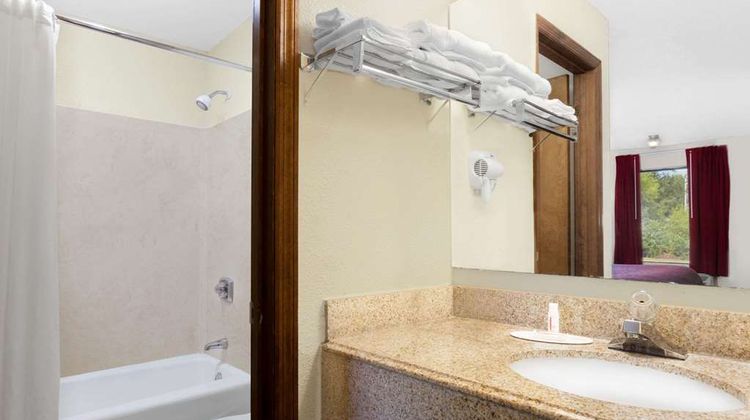 Days Inn Columbia NE Fort Jackson Room