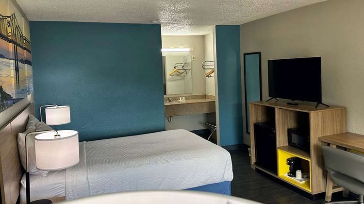 Days Inn Columbia NE Fort Jackson Room