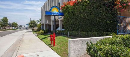 Days Inn Orange Anaheim Exterior