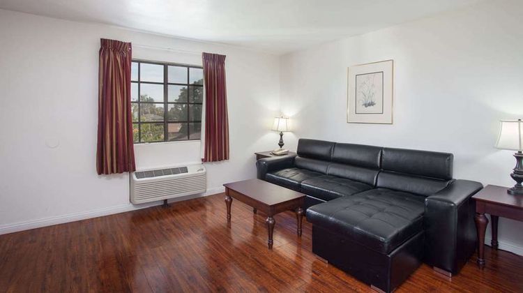 Days Inn Orange Anaheim Suite