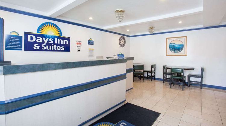 Days Inn Orange Anaheim Lobby