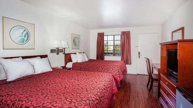 Days Inn Orange Anaheim Room