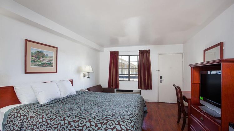 Days Inn Orange Anaheim Room
