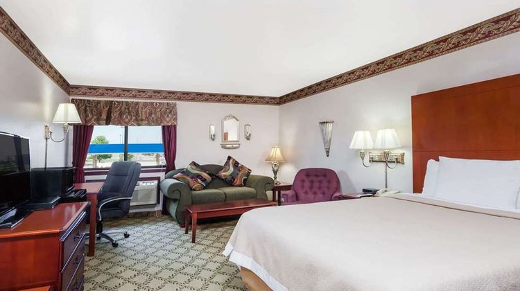 Days Inn Dyersburg Room