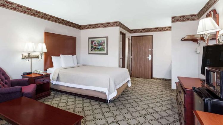 Days Inn Dyersburg Room