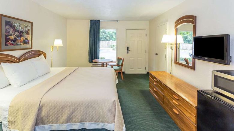 <b>Days Inn Lake Park/Valdosta Room</b>. Images powered by <a href="https://iceportal.shijigroup.com/" title="IcePortal" target="_blank">IcePortal</a>.