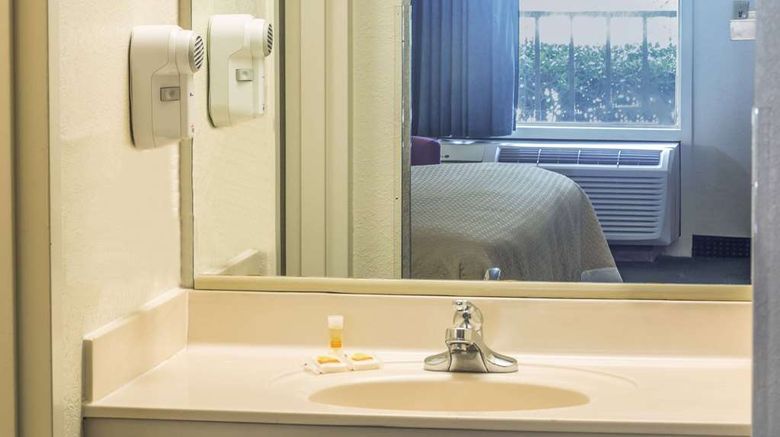 <b>Days Inn Lake Park/Valdosta Room</b>. Images powered by <a href="https://iceportal.shijigroup.com/" title="IcePortal" target="_blank">IcePortal</a>.