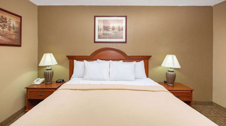 Days Inn Salina I-70 Room