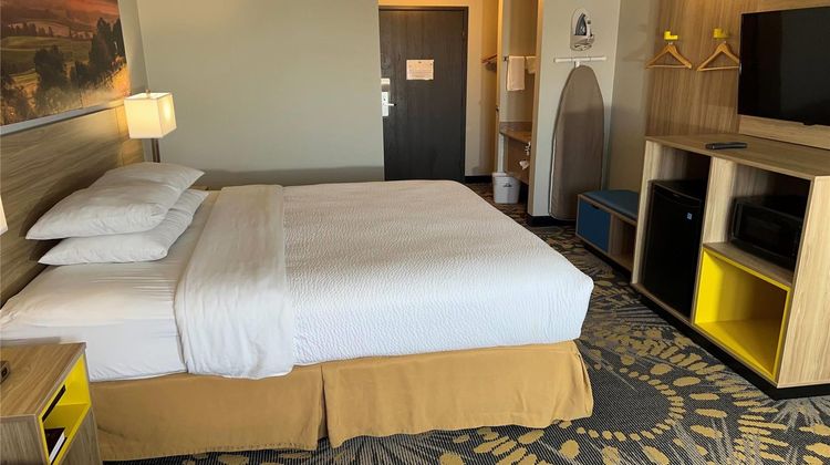 Days Inn Salina I-70 Room