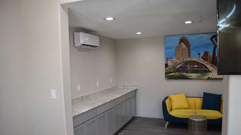 <b>Days Inn San Antonio Alamo/Riverwalk Lobby</b>. Images powered by <a href="https://iceportal.shijigroup.com/" title="IcePortal" target="_blank">IcePortal</a>.