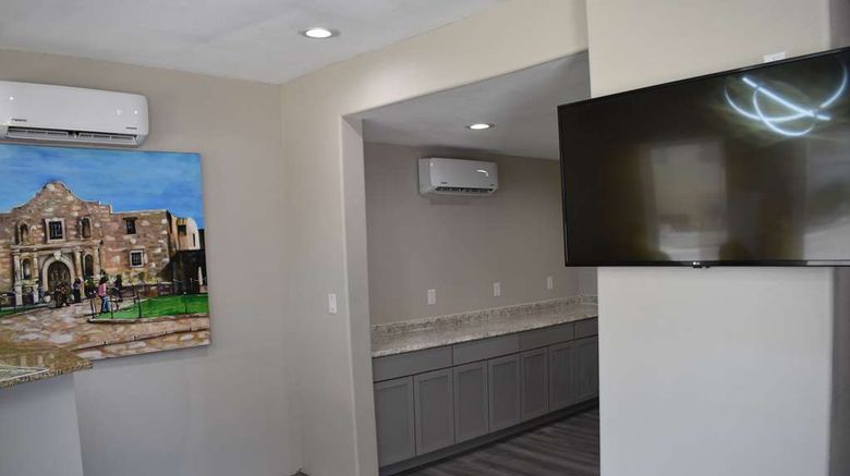 <b>Days Inn San Antonio Alamo/Riverwalk Lobby</b>. Images powered by <a href="https://iceportal.shijigroup.com/" title="IcePortal" target="_blank">IcePortal</a>.