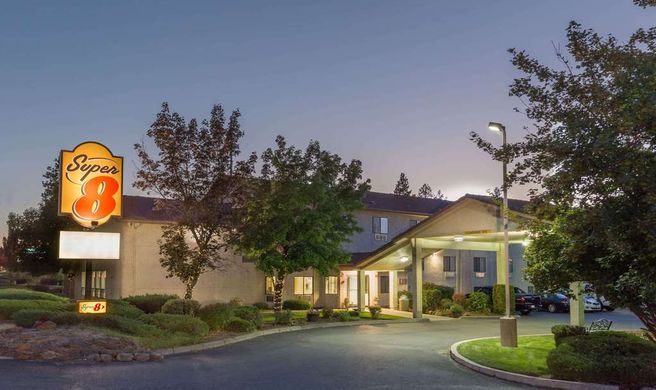 Super 8 Bend Exterior