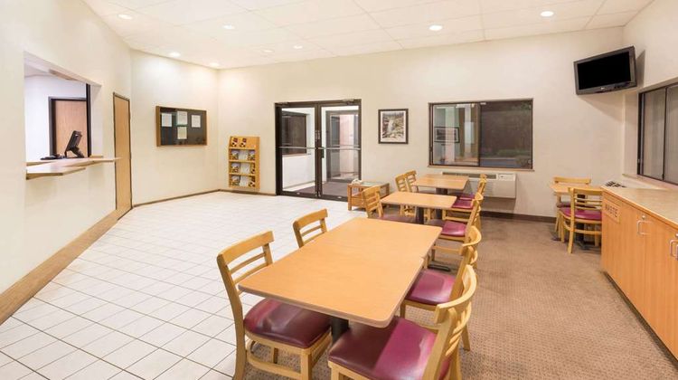 Super 8 Bend Lobby