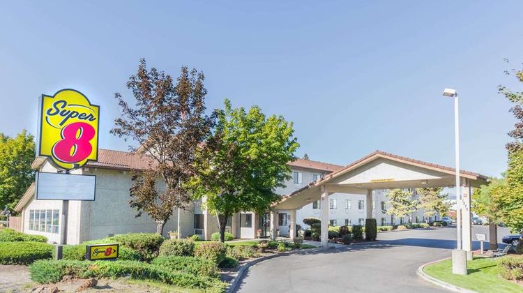 Super 8 Bend Exterior
