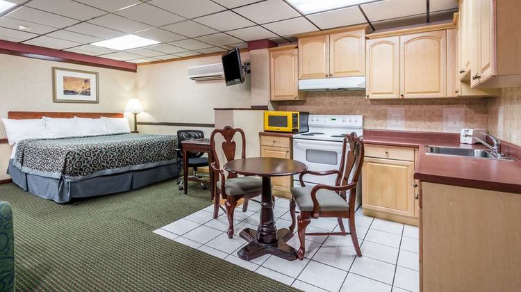 Days Inn by Wyndham Pittsburgh Suite