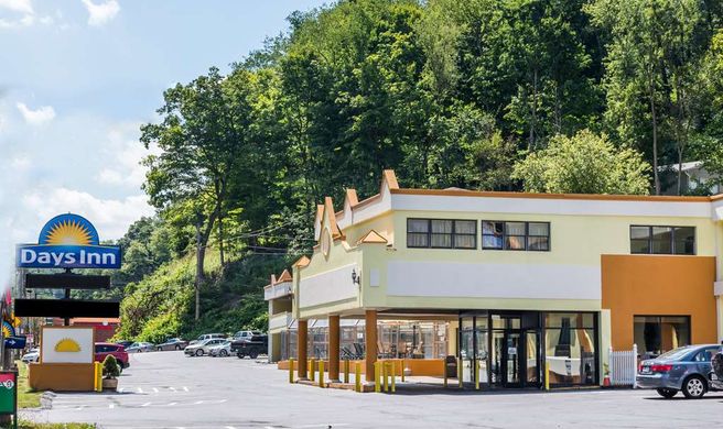 Days Inn by Wyndham Pittsburgh Exterior