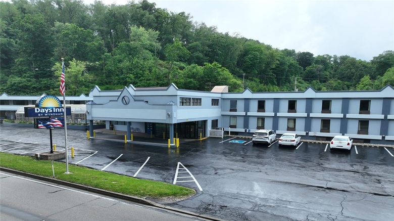 <b>Days Inn by Wyndham Pittsburgh Exterior</b>. Images powered by <a href="https://iceportal.shijigroup.com/" title="IcePortal" target="_blank">IcePortal</a>.