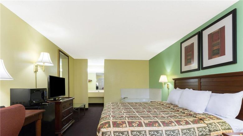 <b>Days Inn Lamont/Monticello Room</b>. Images powered by <a href="https://iceportal.shijigroup.com/" title="IcePortal" target="_blank">IcePortal</a>.